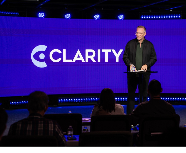 Mark Neal en un evento de Clarity Leadership Collective